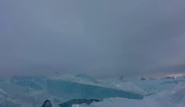 Crepúsculo Lago Baikal Bloques Turquesas Hummocks Brillantes Yacen Superficie Cielo —  Fotos de Stock