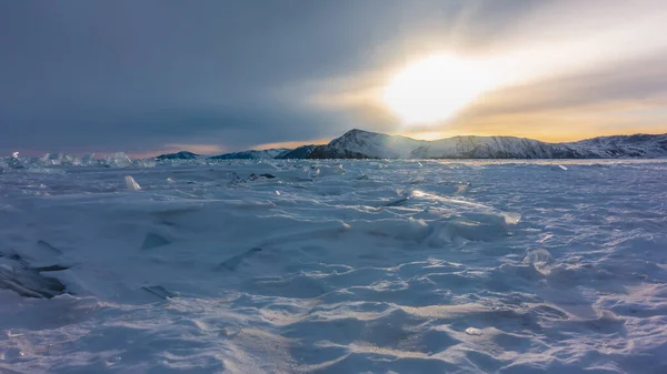 Frozen Lake Covered Snow Turquoise Hummocks Visible Distance Shining Rays — 스톡 사진