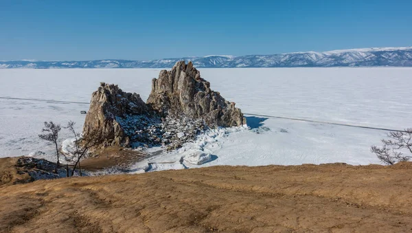 Picturesque Granite Double Headed Rock Background Frozen Lake Steep Cracked — Fotografia de Stock