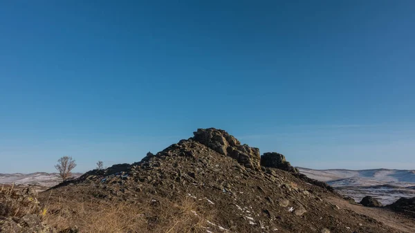 Rocky Hill Clear Blue Sky Snow Covered Mountain Range Distance — Stock Fotó