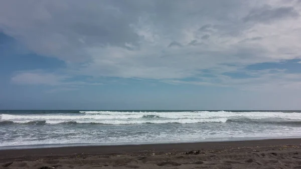 Pazifikküste Mächtige Wellen Mit Weißem Schaum Rollen Mit Vulkanschwarzem Sand — Stockfoto