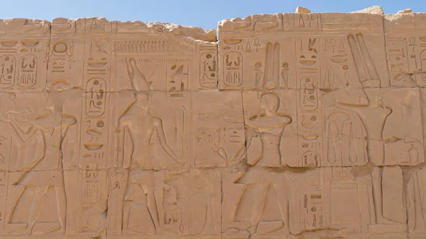 Fragment Ancien Mur Dans Temple Karnak Louxor Contre Ciel Bleu — Photo