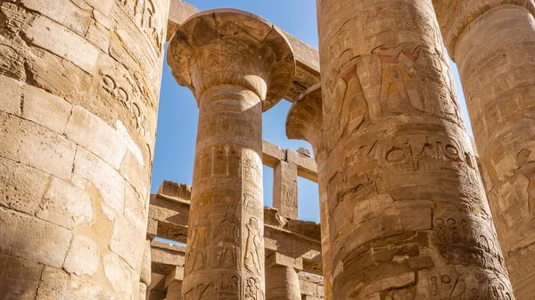 Древние Колонны Храме Карнака Луксоре Крупный План Видны Резьба Иероглифы — стоковое фото