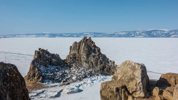 Una Pintoresca Roca Granito Doble Cabeza Fondo Lago Congelado Grietas —  Fotos de Stock