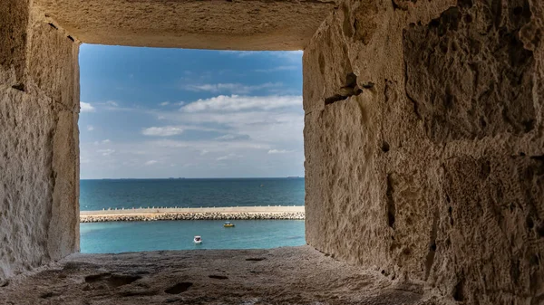 Través Una Abertura Cuadrada Gruesa Pared Antigua Ciudadela Qaitbay Alejandría Imagen de archivo