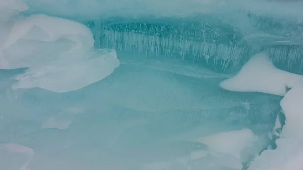 氷の食感 接近中だ フルスクリーン 深部には凍結したメタンガスの泡の列が見える ターコイズの滑らかな表面に雪のパッチ バイカル — ストック写真