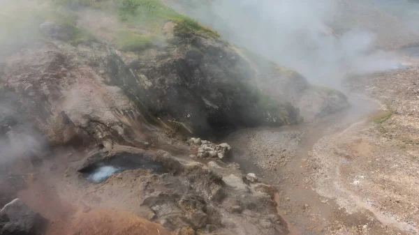 山坡上的间歇泉大锅 水沸腾了 一切都笼罩在热气中 能见度很低一条河沿着岩床流过 堪察加半岛间歇泉谷 — 图库照片