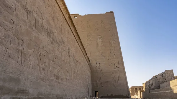 Ancient Temple Horus Edfu Blue Sky Huge Carved Images Gods — Stock Photo, Image