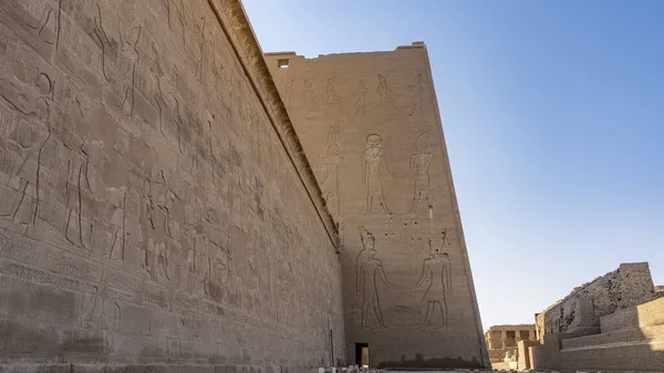 Antigo Templo Hórus Edfu Contra Céu Azul Enormes Imagens Esculpidas — Fotografia de Stock