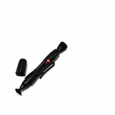 Fotoğrafçı aksesuarları. Toz ve lekeler için siyah plastik lens temizleme aracı. Bir ucunda yumuşak bir fırça diğer ucunda da temizlik diski var. Beyaz bir arka planda izole edilmiş. Boşluğu Kopyala