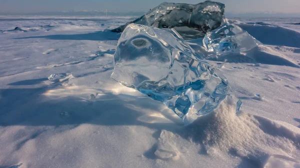 투명하게 빛나는 조각들 클로즈업 자리에는 태양의 위에는 그림자가 바이칼호 의얼어붙은 — 스톡 사진
