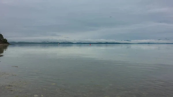 Serene Mistige Zeegezicht Bergketen Verborgen Wolken Een Eenzaam Schip Aan — Stockfoto