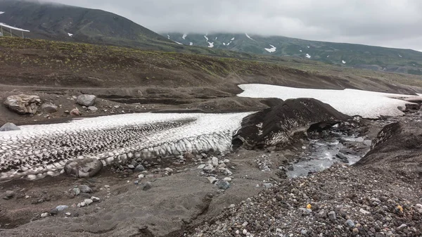Dağ Yamacının Kayalık Toprağında Erimiş Bir Kar Tabakası Var Yerde — Stok fotoğraf