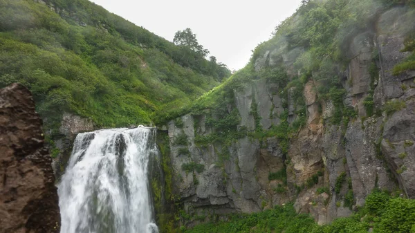 Cachoeira Flui Penhasco Água Espumante Encosta Vegetação Verde Montanha Kamchatka — Fotografia de Stock