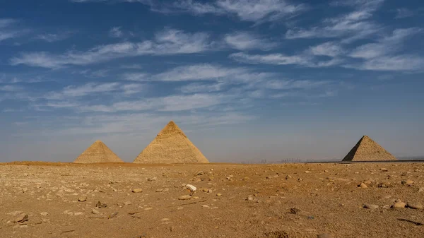 Три Великі Піраміди Гізи Фоні Блакитного Неба Хмар Камінці Розкидані — стокове фото