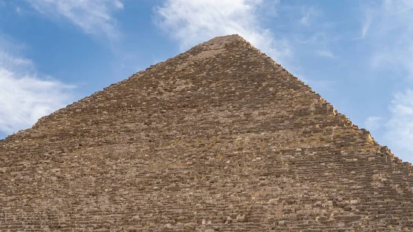Büyük Keops Piramidi Mavi Gökyüzüne Karşı Antik Duvarlar Görünür Durumda — Stok fotoğraf