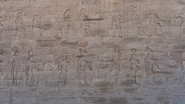 Fragment Mur Ancien Temple Égyptien Des Sculptures Dieux Hiéroglyphes Sont — Photo