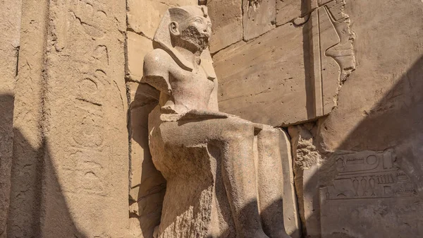 Поврежденная Древняя Скульптура Сидящего Фараона Фоне Каменных Стен Иероглифами Крупный — стоковое фото