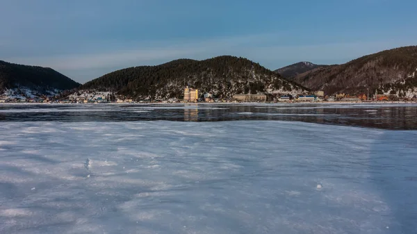 Kar Donmuş Bir Gölde Yatıyor Mavi Gökyüzüne Karşı Bir Dağ — Stok fotoğraf