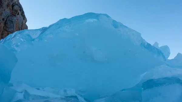 Hummock Gelo Azul Contra Céu Azul Close Brilha Nas Bordas — Fotografia de Stock