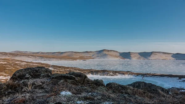 Dvě Zamrzlá Jezera Jsou Oddělena Úzkým Pruhem Země Sníh Ledu — Stock fotografie