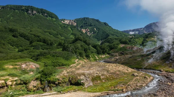 Folyó Habzik Felforr Egy Sziklás Ágyon Geysers Völgyében Hőforrások Gőzoszlopai — Stock Fotó