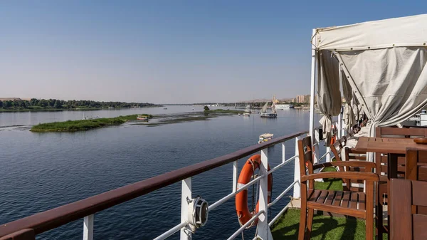 Sono Tavoli Sedie Sul Ponte Della Nave Crociera Dietro Ringhiera — Foto Stock