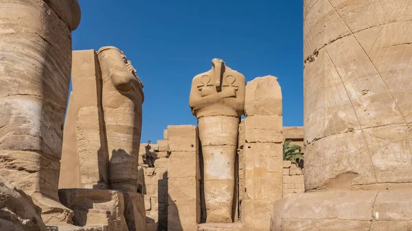 Estátuas Faraós Templo Karnak Luxor Esculturas Altas Danificadas Contra Céu — Fotografia de Stock