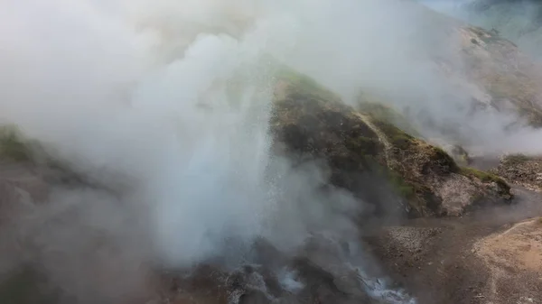Ένας Θερμοπίδακας Εκρήγνυται Μια Βουνοπλαγιά Εμφανίζονται Πιτσιλιές Βραστού Νερού Όλα — Φωτογραφία Αρχείου