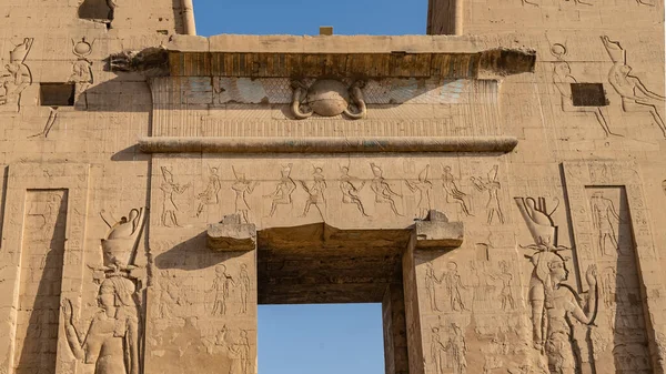 Fragment Ancient Egyptian Temple Horus Edfu Carved Images Gods Hieroglyphs — Stock Photo, Image