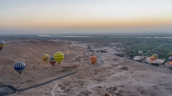 Jasne Balony Przelatują Nad Obszarem Archeologicznym Luksoru Piaszczyste Wydmy Drogi — Zdjęcie stockowe