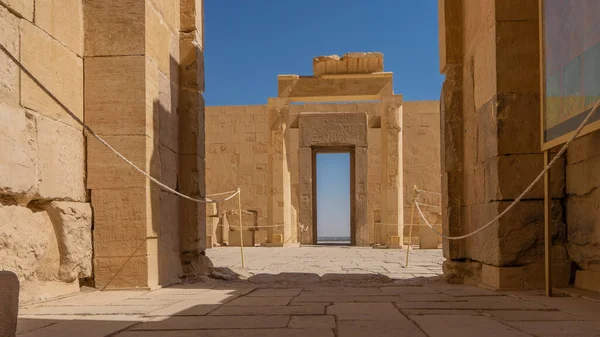 Pátio Templo Karnak Pavimentado Com Azulejos Hieróglifos São Visíveis Nas — Fotografia de Stock