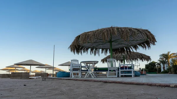 Песчаном Пляже Зонтики Солнца Решетчатые Покрытые Пальмовыми Листьями Рядом Пустые — стоковое фото