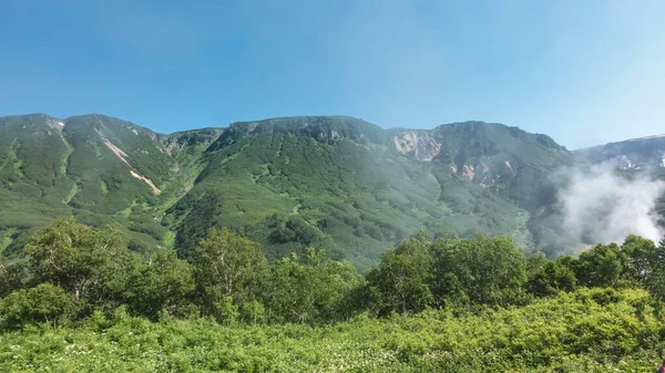 Una Cordillera Contra Cielo Azul Hay Vegetación Verde Las Laderas — Foto de Stock