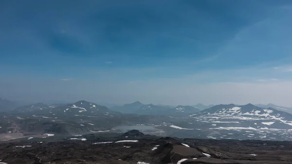 Ovanifrån Kamtjatka Bergslandskap Snötäckta Sluttningar Sjön Dalen Blå Himmel Kopiera — Stockfoto