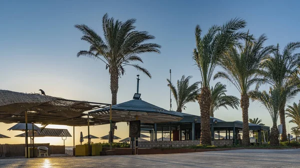 Caminho Pedestre Pavimentado Corre Longo Praia Sol Nascente Brilha Através — Fotografia de Stock