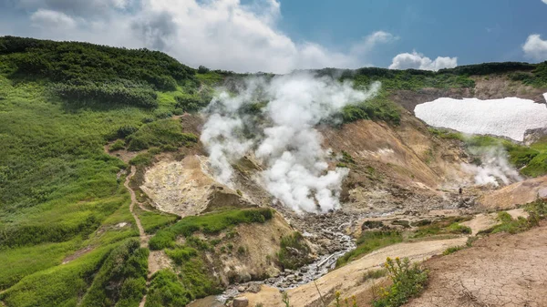 Ruscello Dalle Sorgenti Termali Scorre Tra Pietre Nuvole Vapore Fumo — Foto Stock