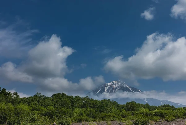 Krásná Kuželovitá Sopka Zasněženými Svahy Zvedá Mezi Mraky Proti Modré — Stock fotografie