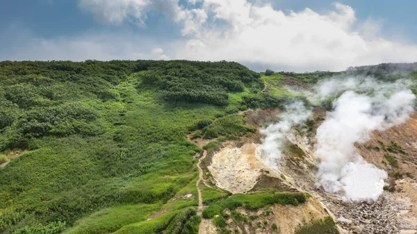 Nad Horskými Svahy Zvedá Pára Horkých Pramenů Fumarolů Stezka Vine — Stock fotografie