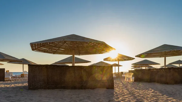 Утро Пляже Красного Моря Лучи Солнца Сквозь Решетчатые Зонтики Плетеные — стоковое фото