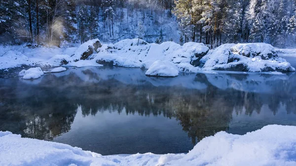 Lago Libre Hielo Está Rodeado Costas Cubiertas Nieve Piedras Pintorescas Imagen de archivo