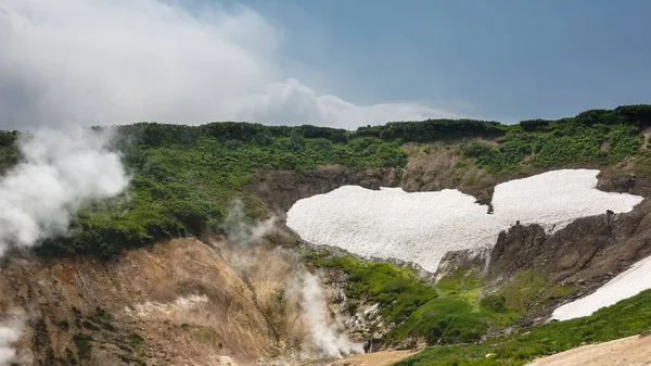 Groene Vegetatie Gesmolten Sneeuw Zijn Zichtbaar Berghelling Kolommen Stoom Rook — Stockfoto