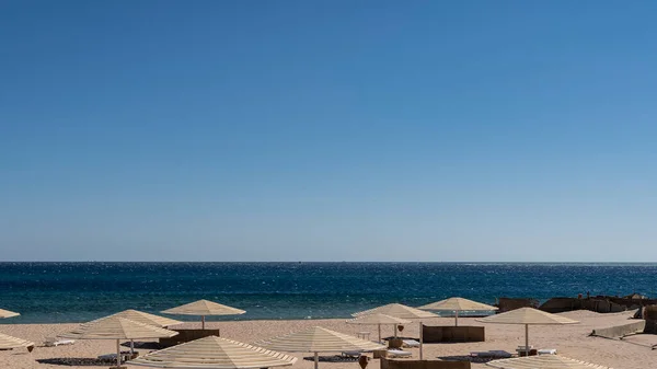 Cielo Azul Claro Mar Rojo Turquesa Playa Arena Hay Sombrillas — Foto de Stock