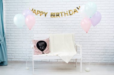 Doğum günü için bir sandalye ve balon ayarlaması.