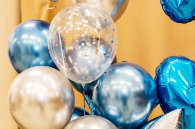 Sıcak bir arka planda tatil balonları