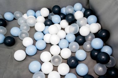 Yumuşak bir kutuda çok renkli plastik toplar