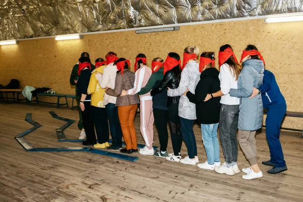 Takım oluşturmada kırmızı kolluklu büyük bir takım