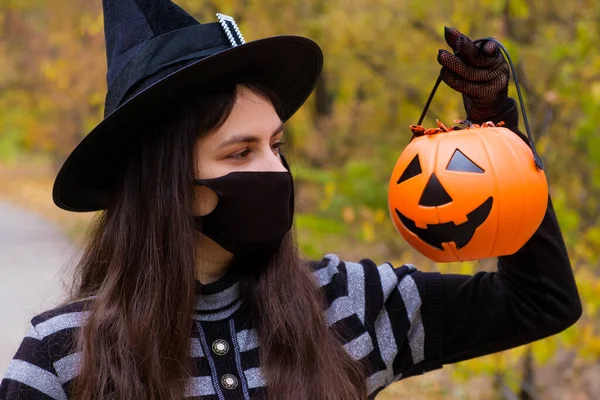 Halloween Enmascaró Gente Una Mujer Con Disfraz Bruja Con Una —  Fotos de Stock