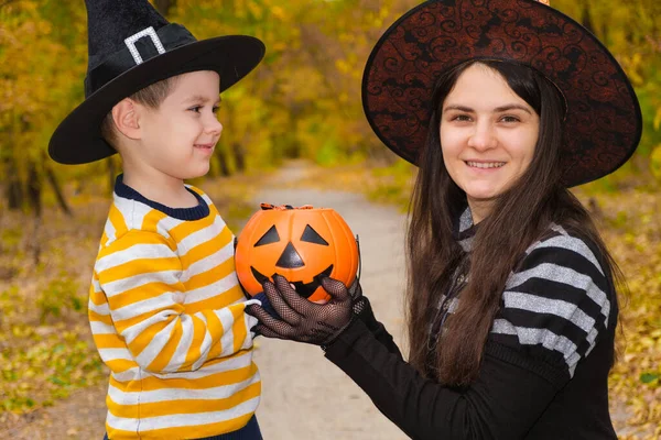 Anya Fia Halloween Jelmezek Játszanak Őszi Erdőben — Stock Fotó