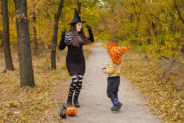 Madre Hijo Bailan Disfraces Halloween Bosque Otoño —  Fotos de Stock